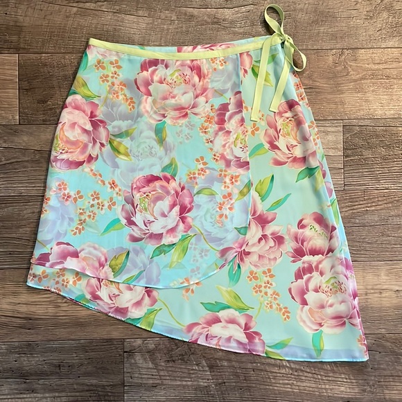 Women’s Floral Skirt - Picture 1 of 5